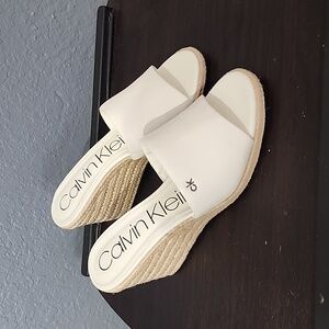 Calvin Klein Womens Britta Leather Slip On Shoes Size 8 1/2M Brand New!